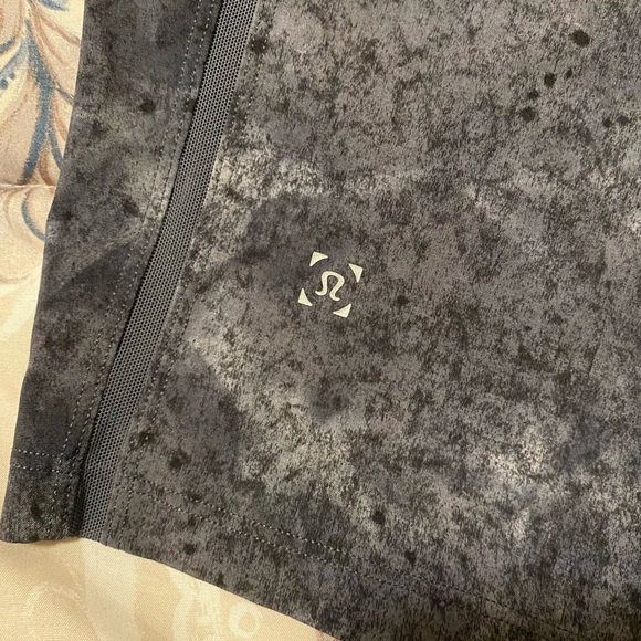 Men’s XS Lulu shorts with liner - Picture 4 of 5